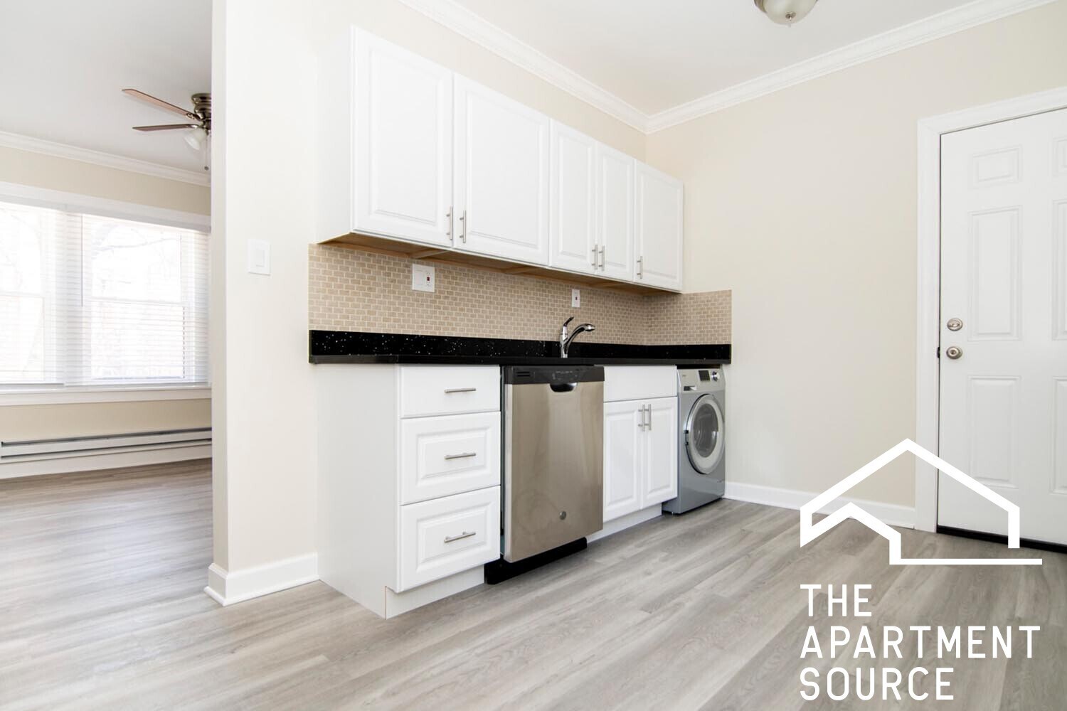 Building Photo - 648.5 W Roscoe St