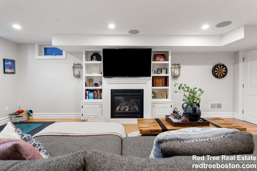 Building Photo - 687 E 6th St