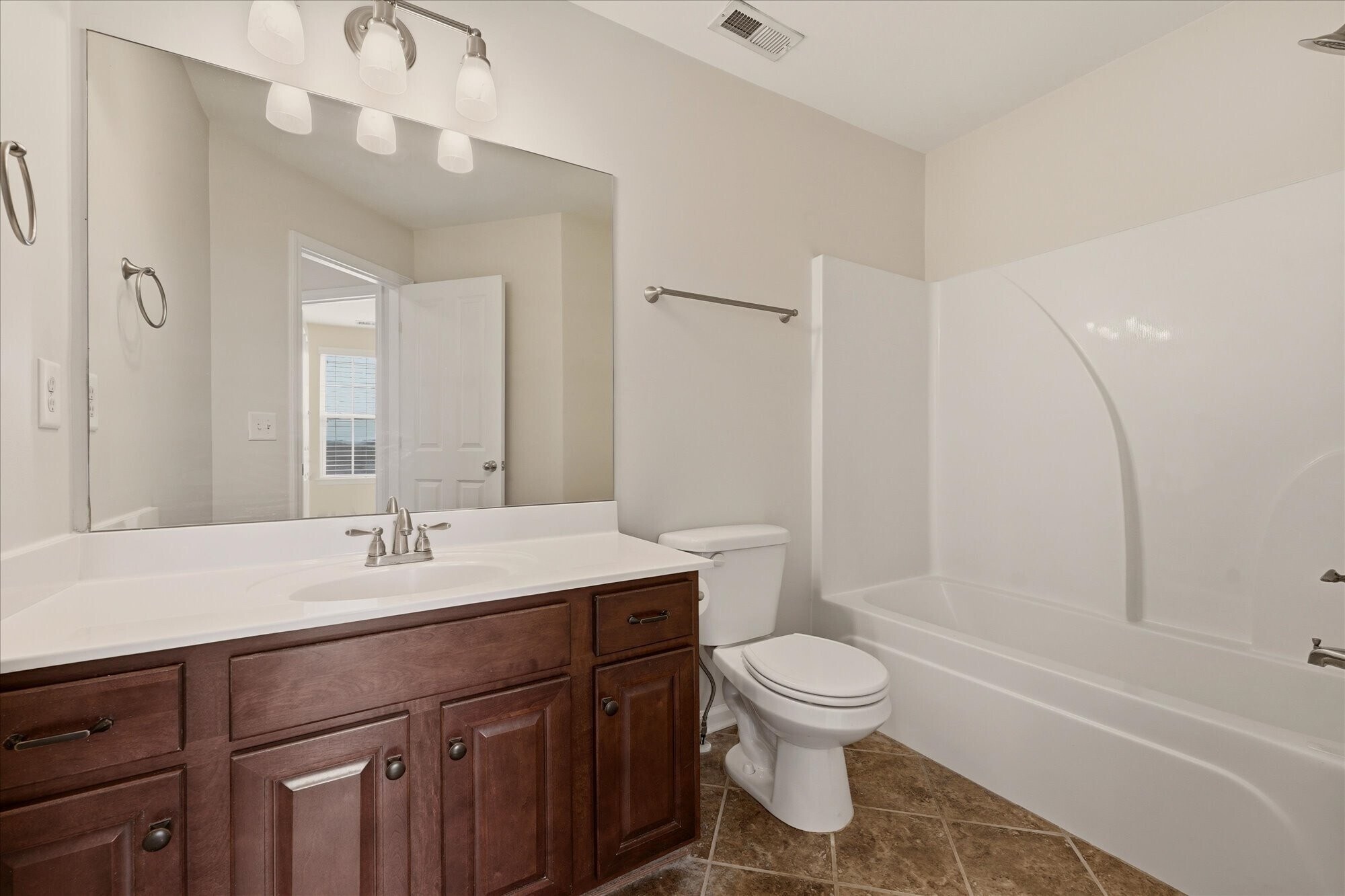 Building Photo - 2050 Hemlock Dr