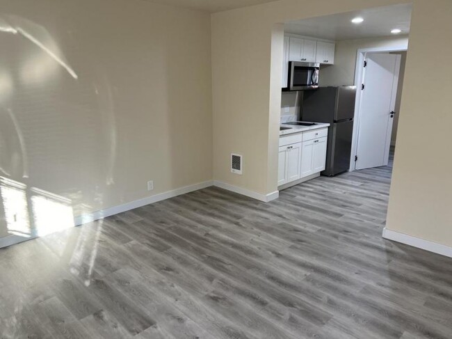 Building Photo - 1 bedroom in Seattle WA 98105