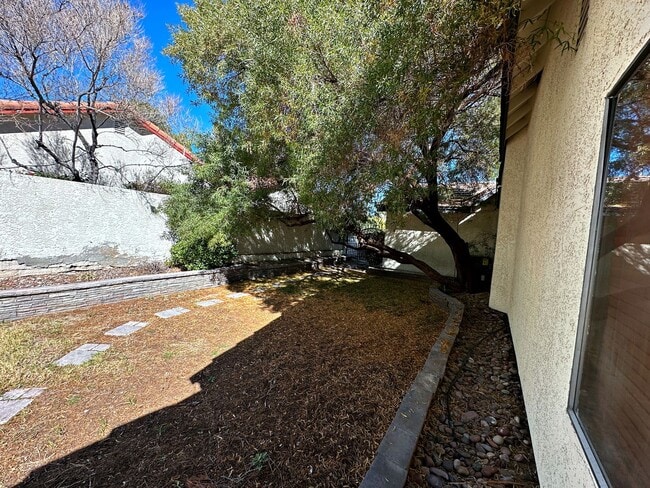 Building Photo - Green Valley Luxury Single Story: Pool, Putting Green, 4 Bedrooms, SOLAR!