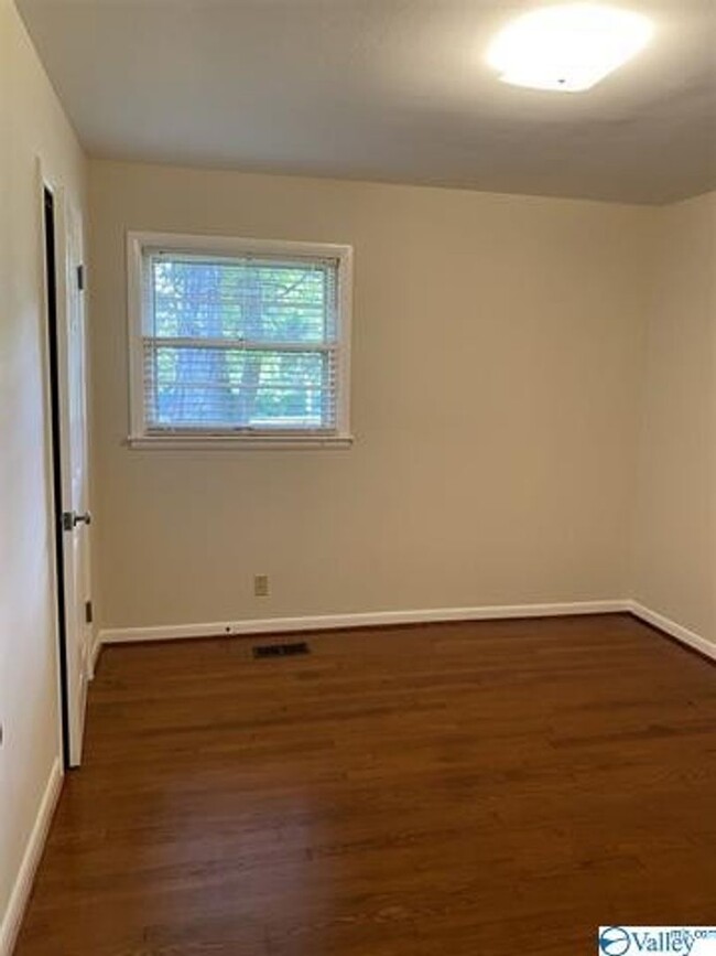 Building Photo - Newly remodeled 3 bedroom/2.5 bath brick h...