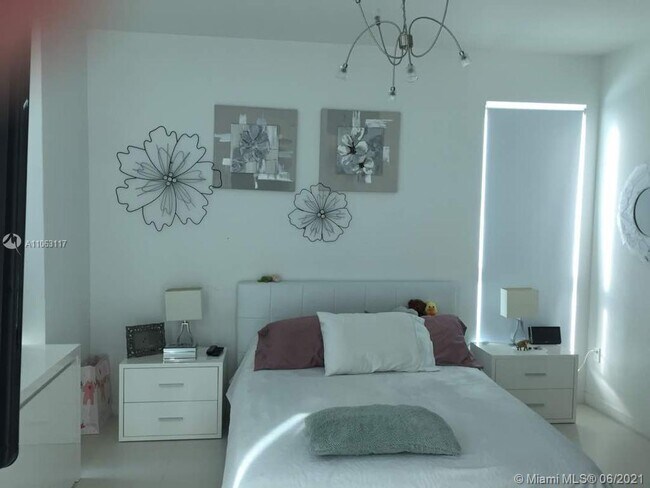 Building Photo - 300 S Biscayne Blvd