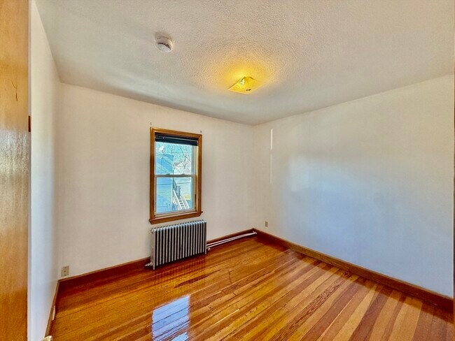 Building Photo - 156 Main St