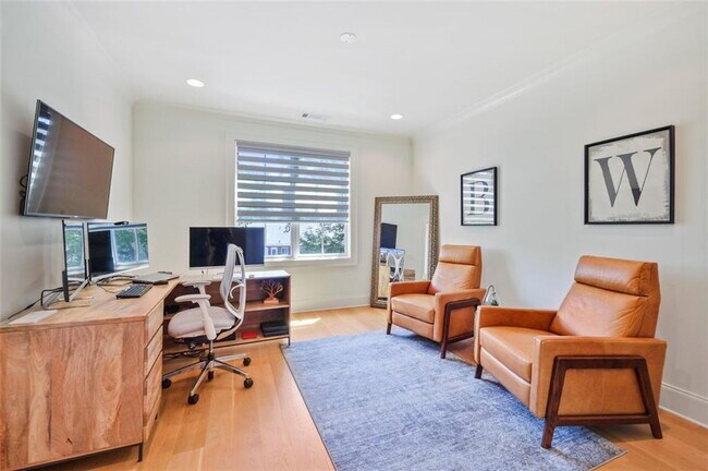 Building Photo - Prime Residence with fabulous amenities in the heart of Buckhead