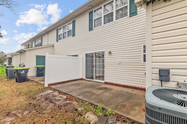 Building Photo - 2 Bed 2.5 Bath Townhome
