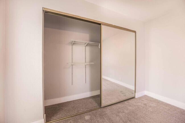 Building Photo - Beautiful 2 bed, 2 bath condo ready to mov...