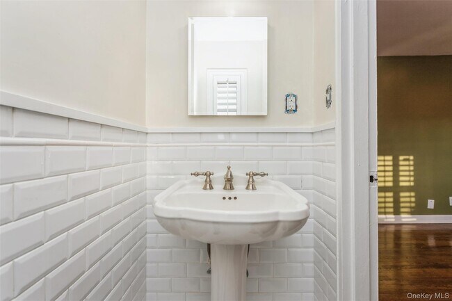 Building Photo - 183 Drake Ave