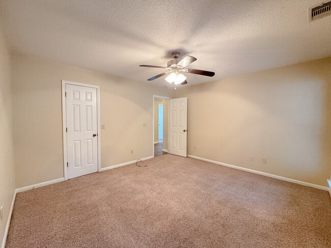 Building Photo - 802 N Taylor Ct