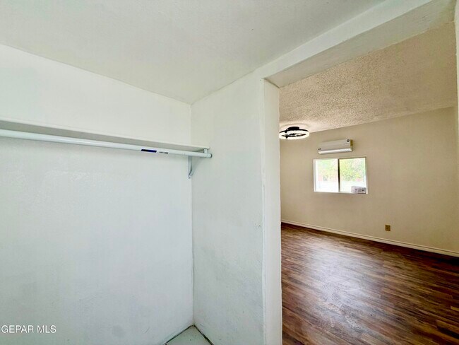 Building Photo - 418 S Estrella St