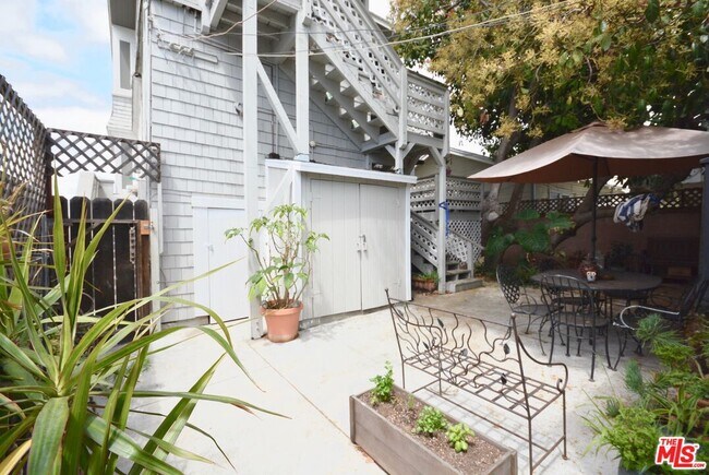 Building Photo - 1366 Riviera Ave