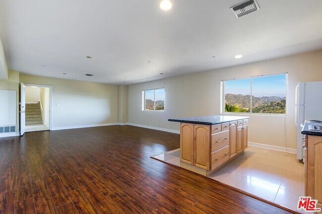 Building Photo - 2514 Roscomare Rd