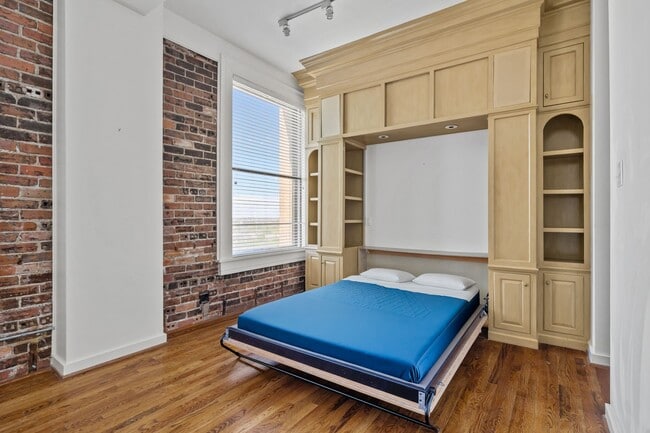 Building Photo - 915 Franklin St