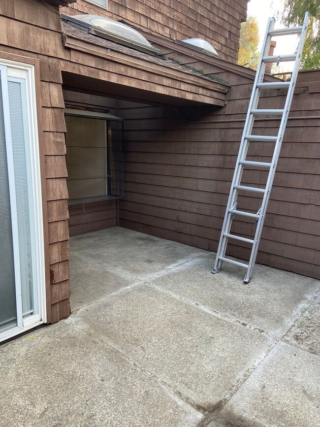 Building Photo - Charming 2-Bedroom, 2-Bathroom Townhome with Loft With Solar!