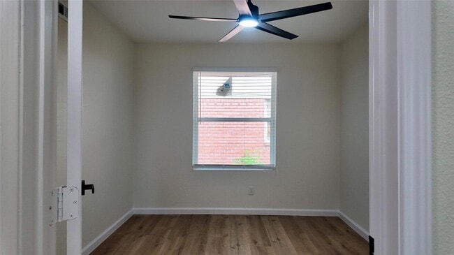 Building Photo - Beautiful Lochwood Gem