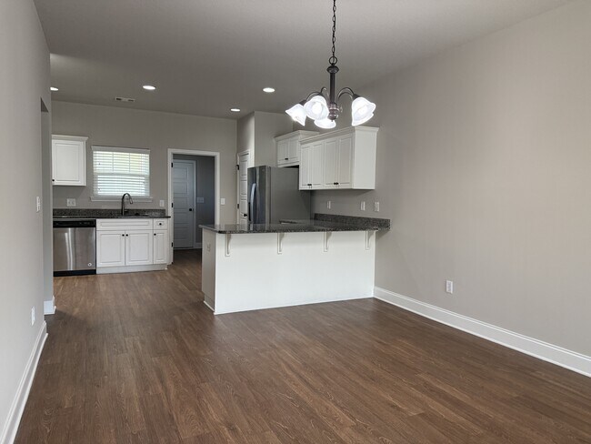 Building Photo - 600 Trellis Square