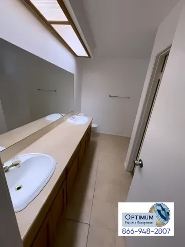 Building Photo - Spacious 4 Bedroom, 2 Bathroom Home in Central Victorville