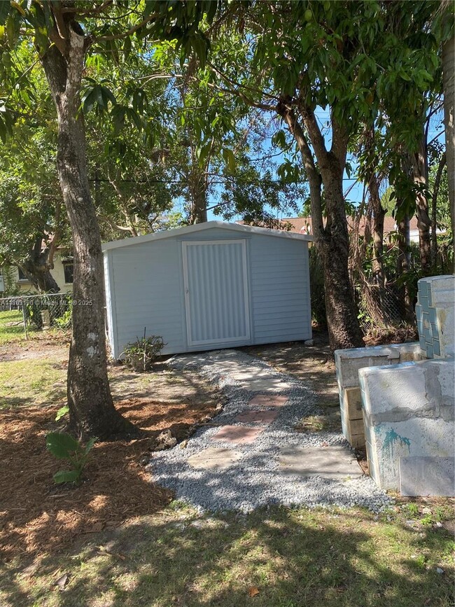 Building Photo - 5843 SW 62nd St