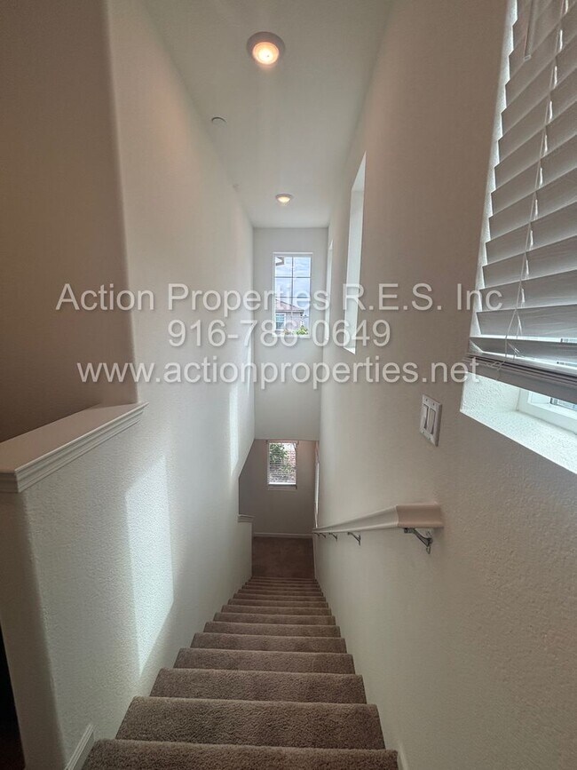 Building Photo - Rocklin Meritage Durango Subdivision - 2 Story 3 Bed, 2.5 bath - 1,833 sqft - NO HOA!