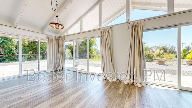 Building Photo - 475 Country Club Dr