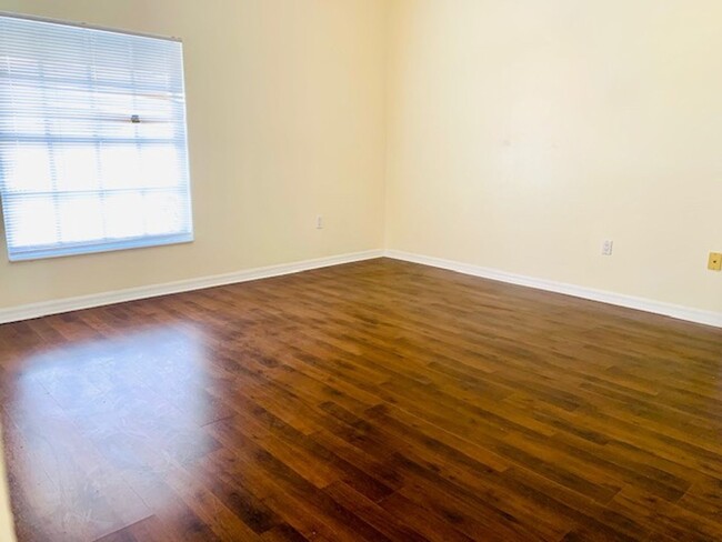 Building Photo - Location, Location, Location! Spacious Tow...
