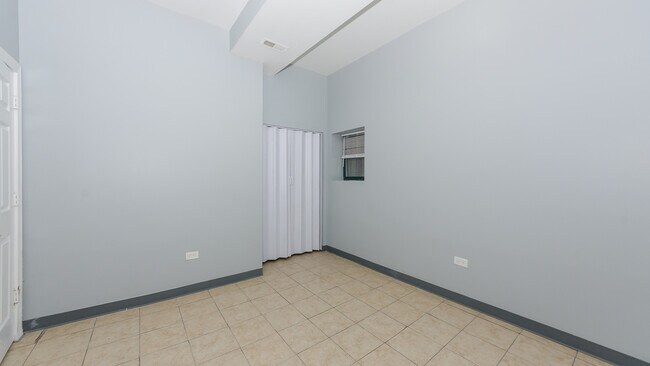 Building Photo - 2211 E 69th St