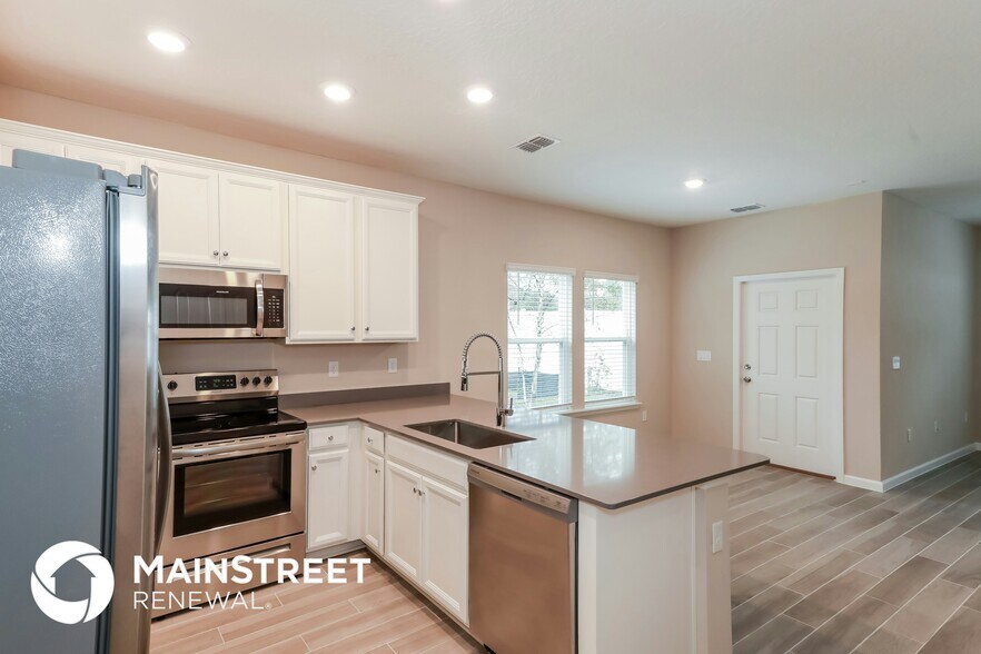 Building Photo - 7415 Palm Hills Dr