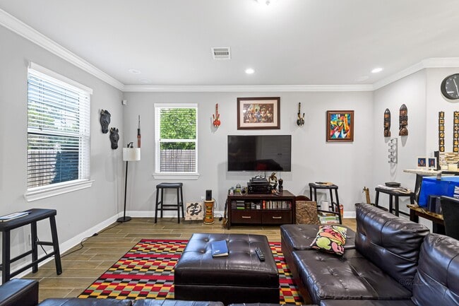 Building Photo - 4617 White Rock St