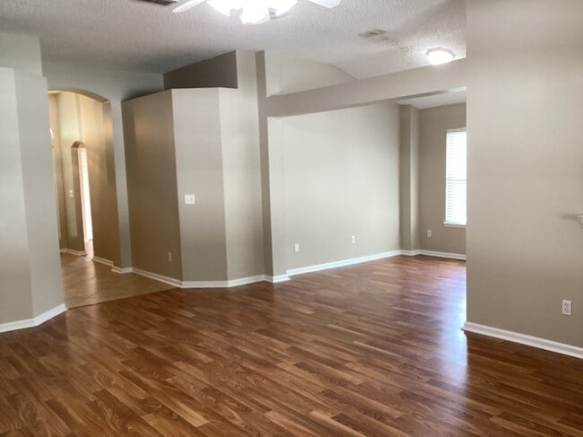 Building Photo - 220 Southlake Dr