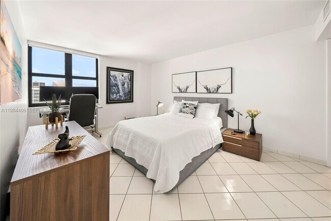 Building Photo - 2555 Collins Ave