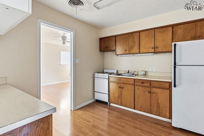 Building Photo - 4202 Meadowbrook Dr