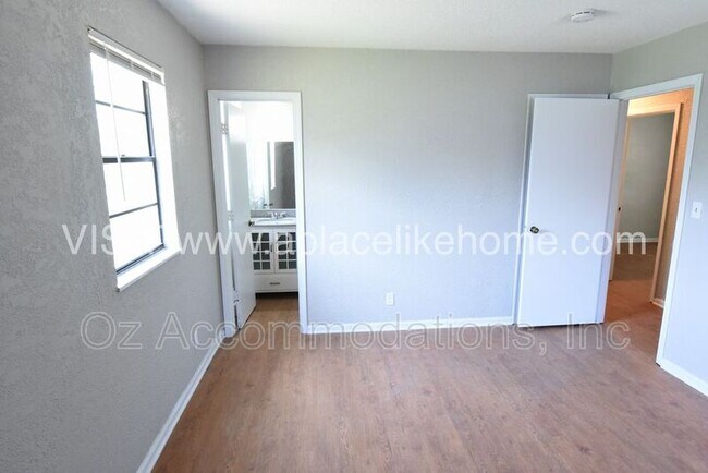 Building Photo - 1105 W Elm Terrace
