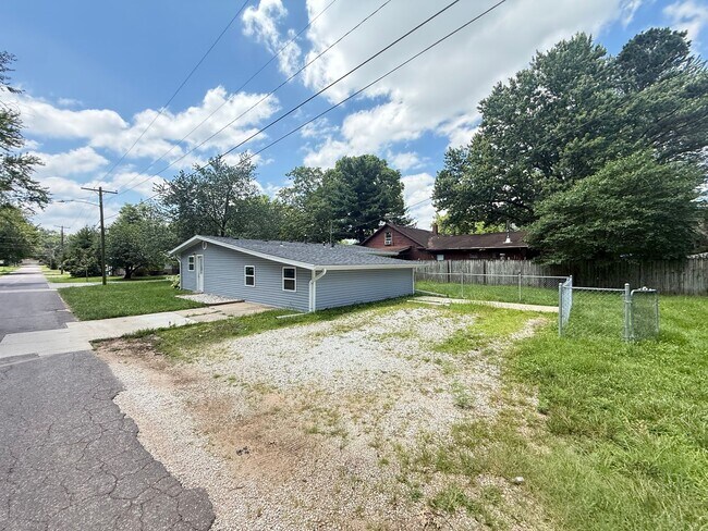 Building Photo - 3 Bed 1 Bath Springfield, MO