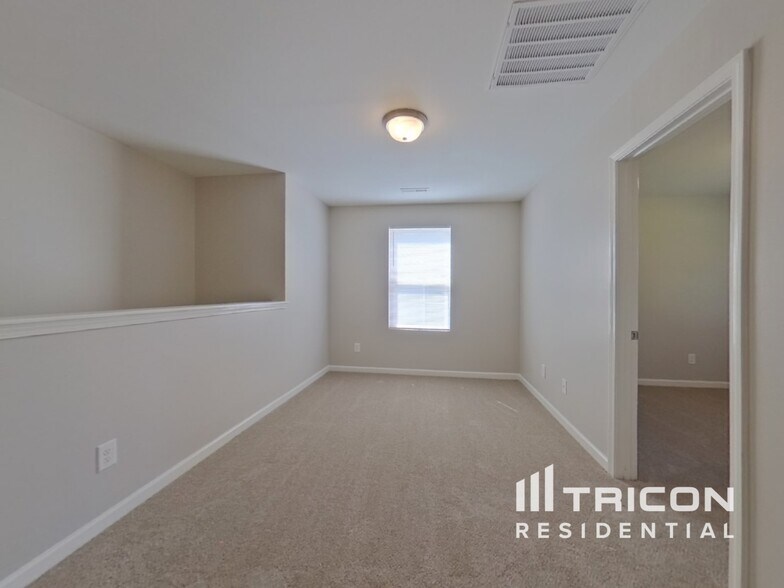 Building Photo - 5819 Hewitt Dr