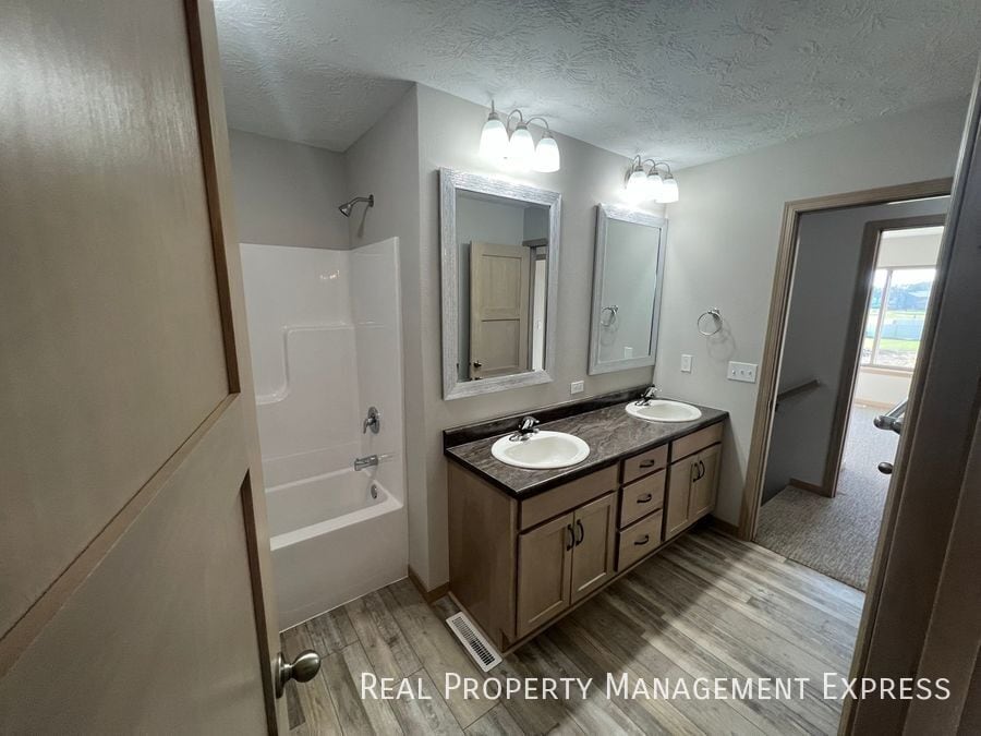 Building Photo - 3-Bedroom, 1.5 Bath Townhome