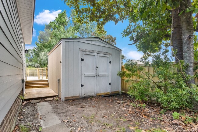 Building Photo - Gorgeous 4 bedroom, 3 1/2 bathroom home wi...