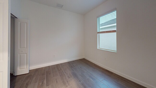 Building Photo - 7913 Lakes Edge Ln