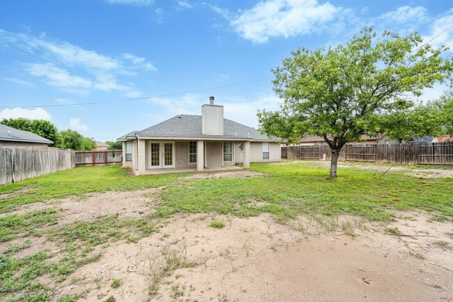 Building Photo - Spacious 3 Bedroom, 2 Bath Home on Quiet Dead-End Street
