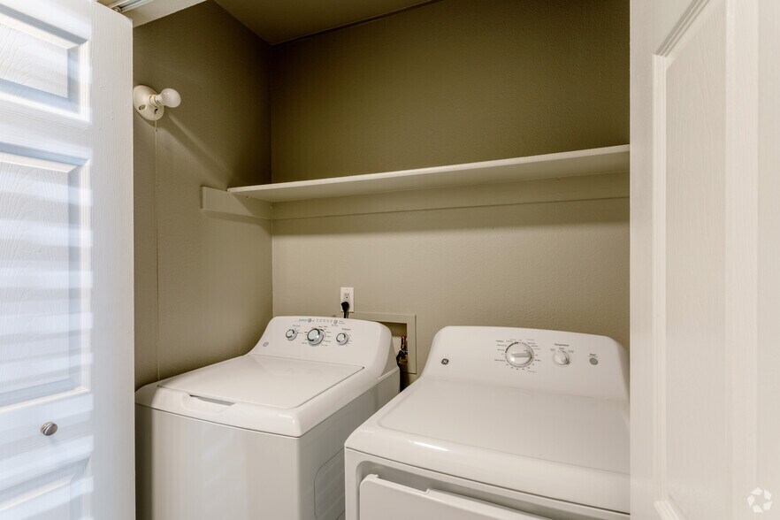 2BR, 1BA - 966SF - Loretto Heights