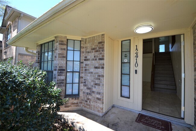 Building Photo - 12410 Meadow Briar Dr