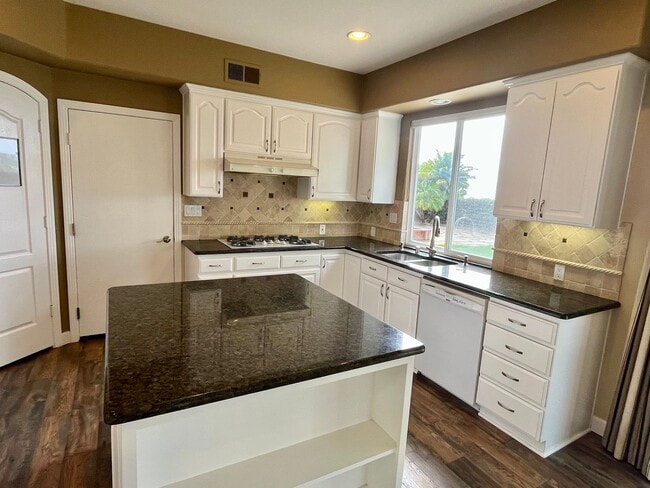 Building Photo - Carlsbad 4 bedroom Stunner on Cul-de-sac w...