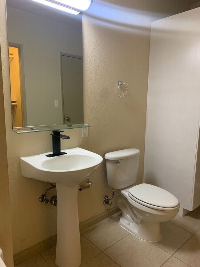 Building Photo - Beautiful 2 Bed + 2 Bath Long Beach Condo ...