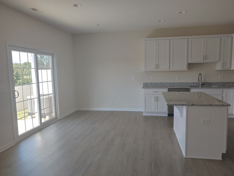 Dining area - 6138 Warren Newcomb Dr