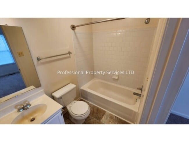 Building Photo - Beautiful 3 Level Garage Townhome Convenient Location!