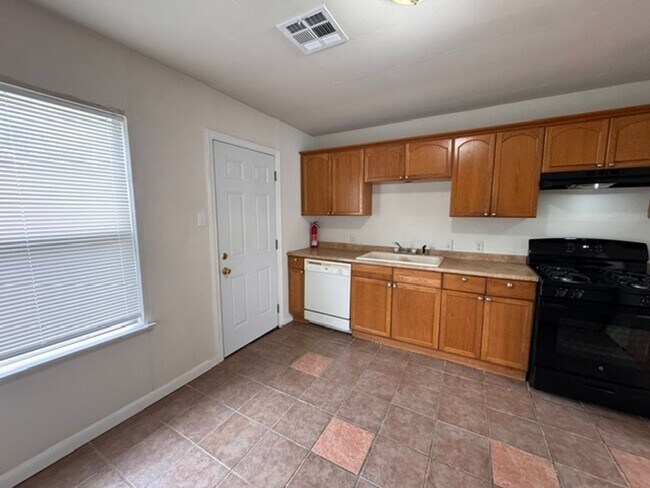 Building Photo - 2 bed 1 bath huge outdoor space and one car garage in Norman!