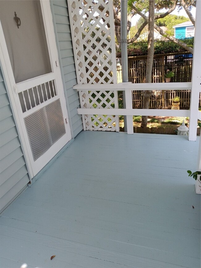 Building Photo - 2725 1/2 Bernardo De Galvez Ave