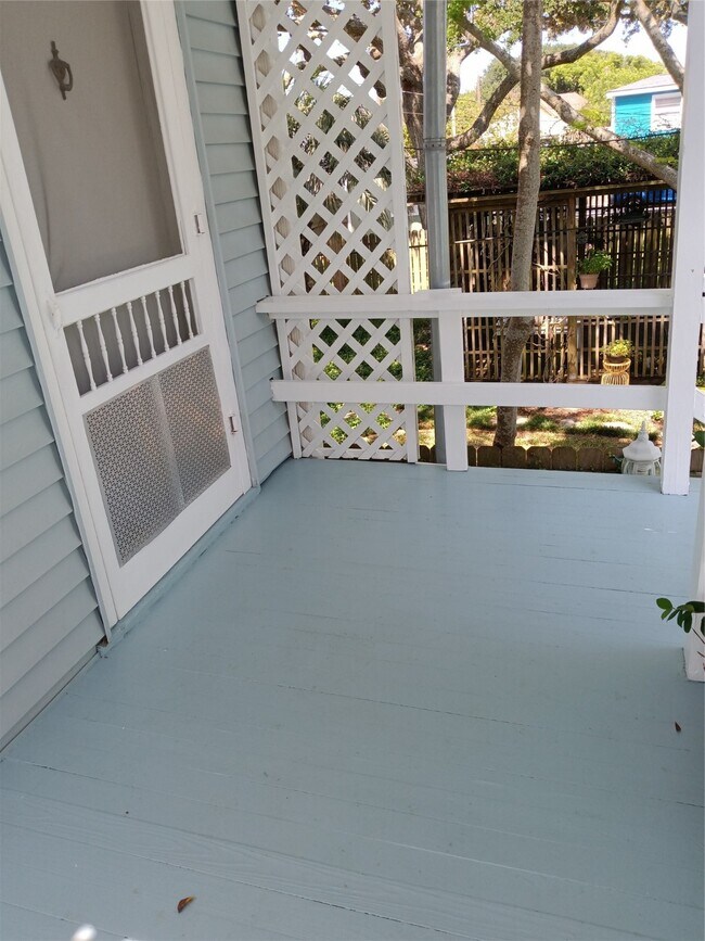 Building Photo - 2924 1/2 Bernardo De Galvez Ave