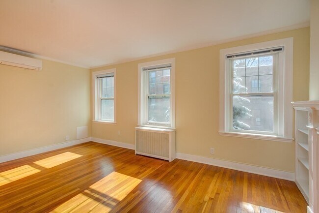 Building Photo - 321 Tappan St