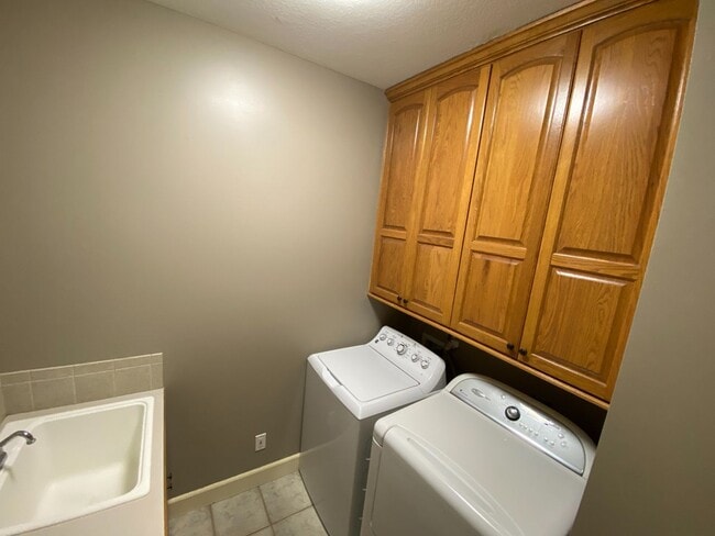 Building Photo - Wonderful Fox Chase home with fantastic spacious floor plan.