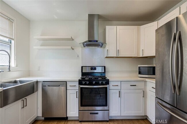 Building Photo - 313 Venice Way